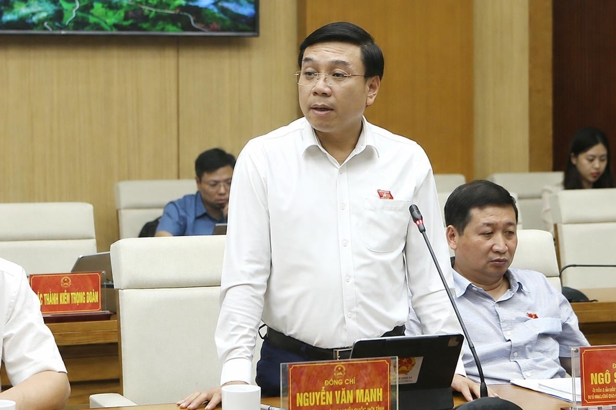 Phó Trưởng đoàn ĐBQH tỉnh Phú Thọ Nguyễn Văn Mạnh phát biểu. Ảnh: Khương Trung.