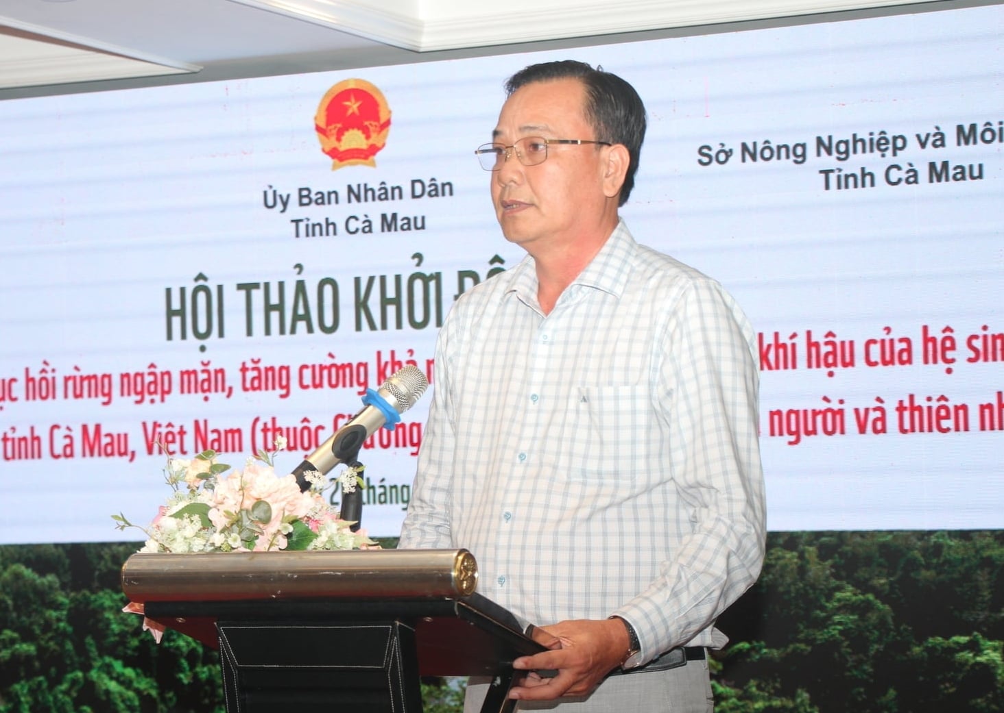 Ông Phan Minh Trí, Phó Giám đốc Sở Nông nghiệp và Môi trường tỉnh Cà Mau phát biểu tại buổi tham luận. Ảnh: Trọng Linh.