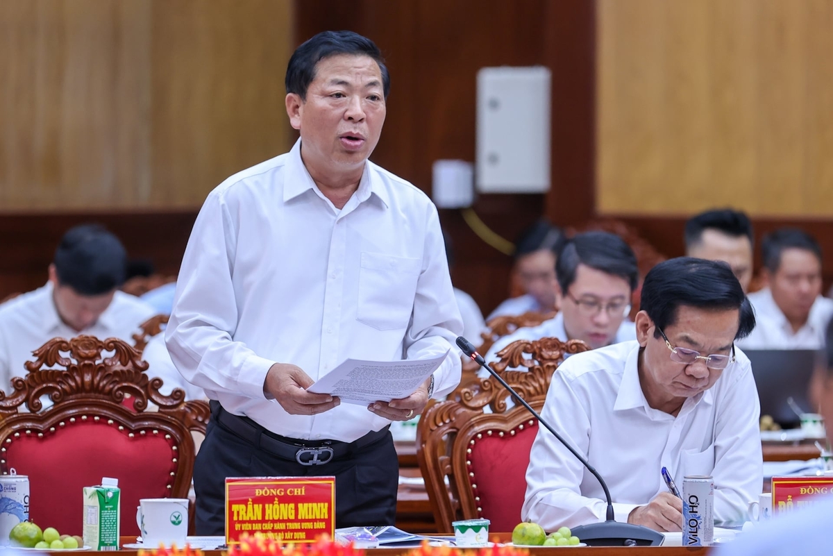Bộ trưởng Bộ Xây dựng Trần Hồng Minh phát biểu tại cuộc làm việc. Ảnh: Nhật Bắc. 
