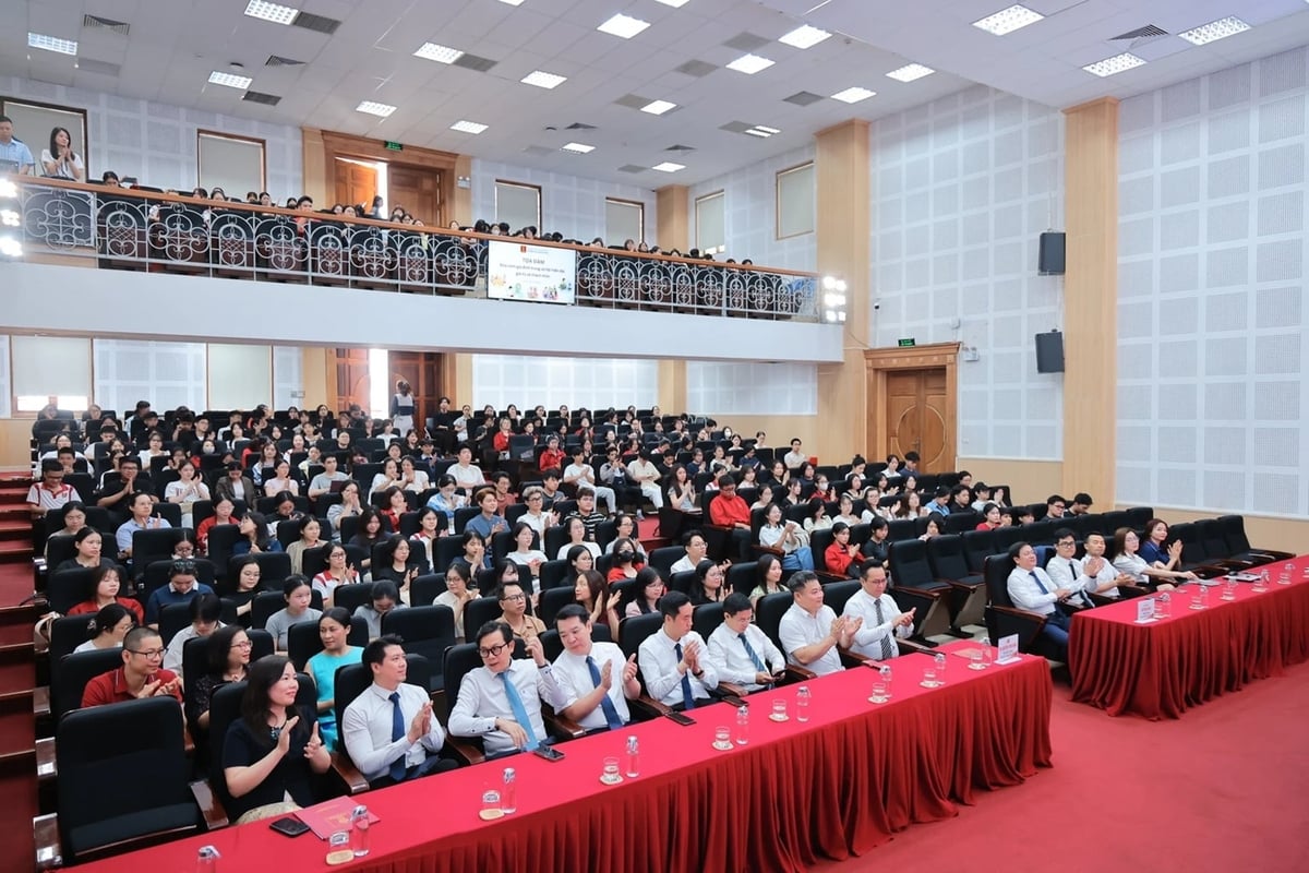 Tọa đàm thu hút đông đảo sinh viên tham gia, cùng nhìn lại vai trò của sự lắng nghe và kết nối trong gia đình.