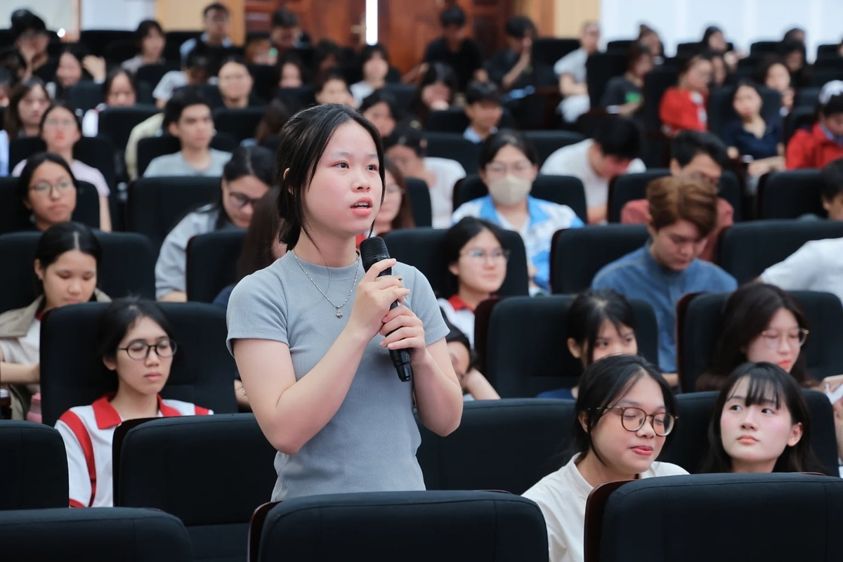 Nhiều sinh viên thẳng thắn chia sẻ áp lực tâm lý và khoảng cách giao tiếp với cha mẹ trong cuộc sống hiện đại.