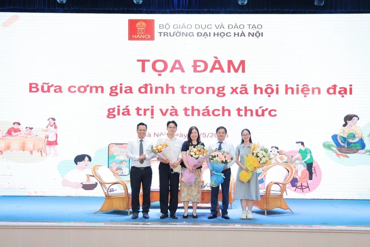 Ban tổ chức tặng hoa cảm ơn các khách mời.