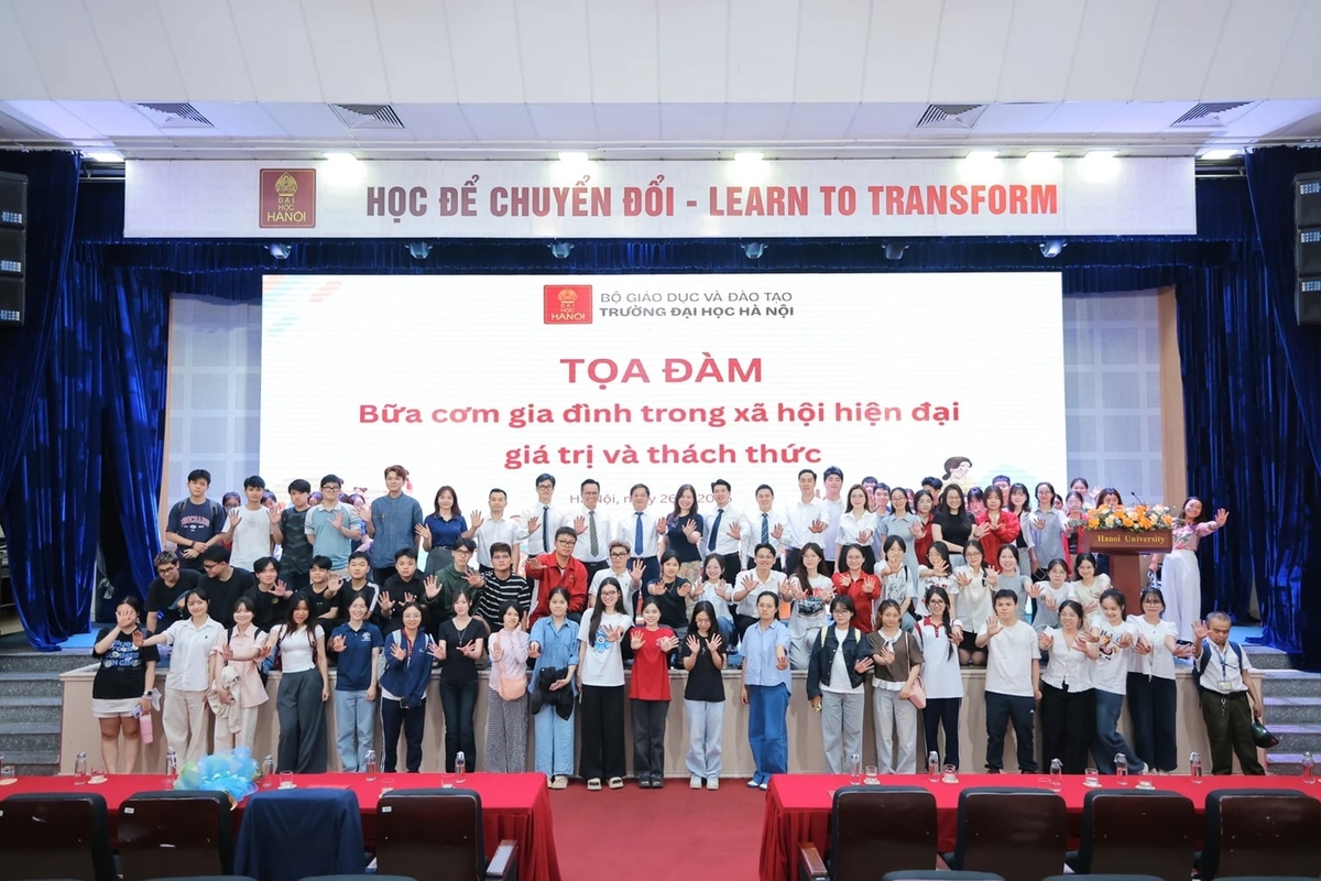 Các khách mời, giảng viên và sinh viên chụp ảnh lưu niệm sau tọa đàm 'Bữa cơm gia đình trong xã hội hiện đại: Giá trị và thách thức'.