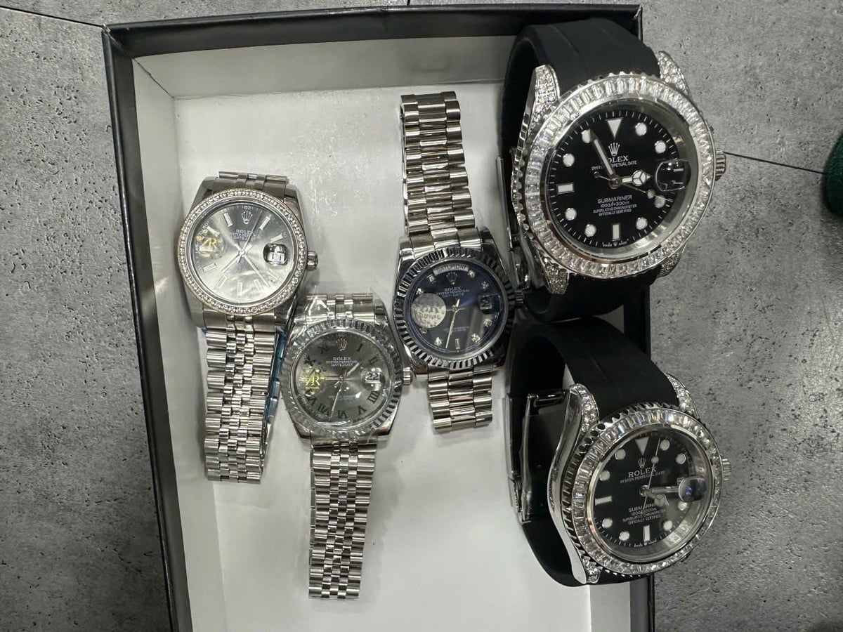 Đồng hồ giả thương hiệu nổi tiếng Rolex tại cơ sở kinh doanh Chợ Lớn. Ảnh: Đội Quản lý thị trường số 3.