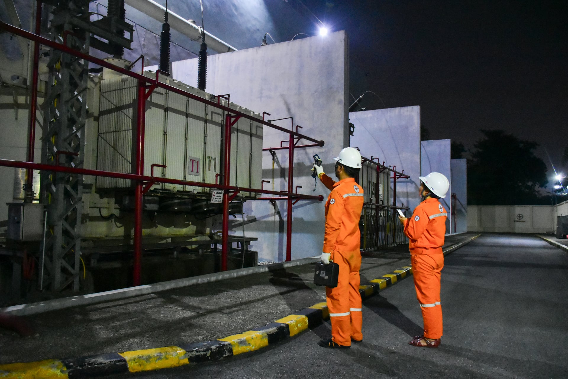 Các trạm biến áp và đường dây 110kV chính là những 'mạch máu' giữ cho dòng điện vận hành thông suốt trên toàn hệ thống. Ảnh: EVNHANOI.
