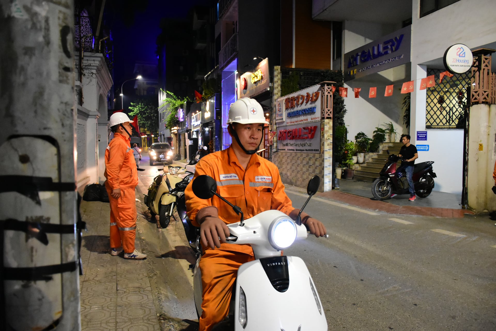 Các tổ ứng trực lưu động luôn sẵn sàng tiếp nhận, xử lý nhanh các tình huống phát sinh trên lưới điện khu dân cư bất kể đêm hay ngày. Ảnh: EVNHANOI.