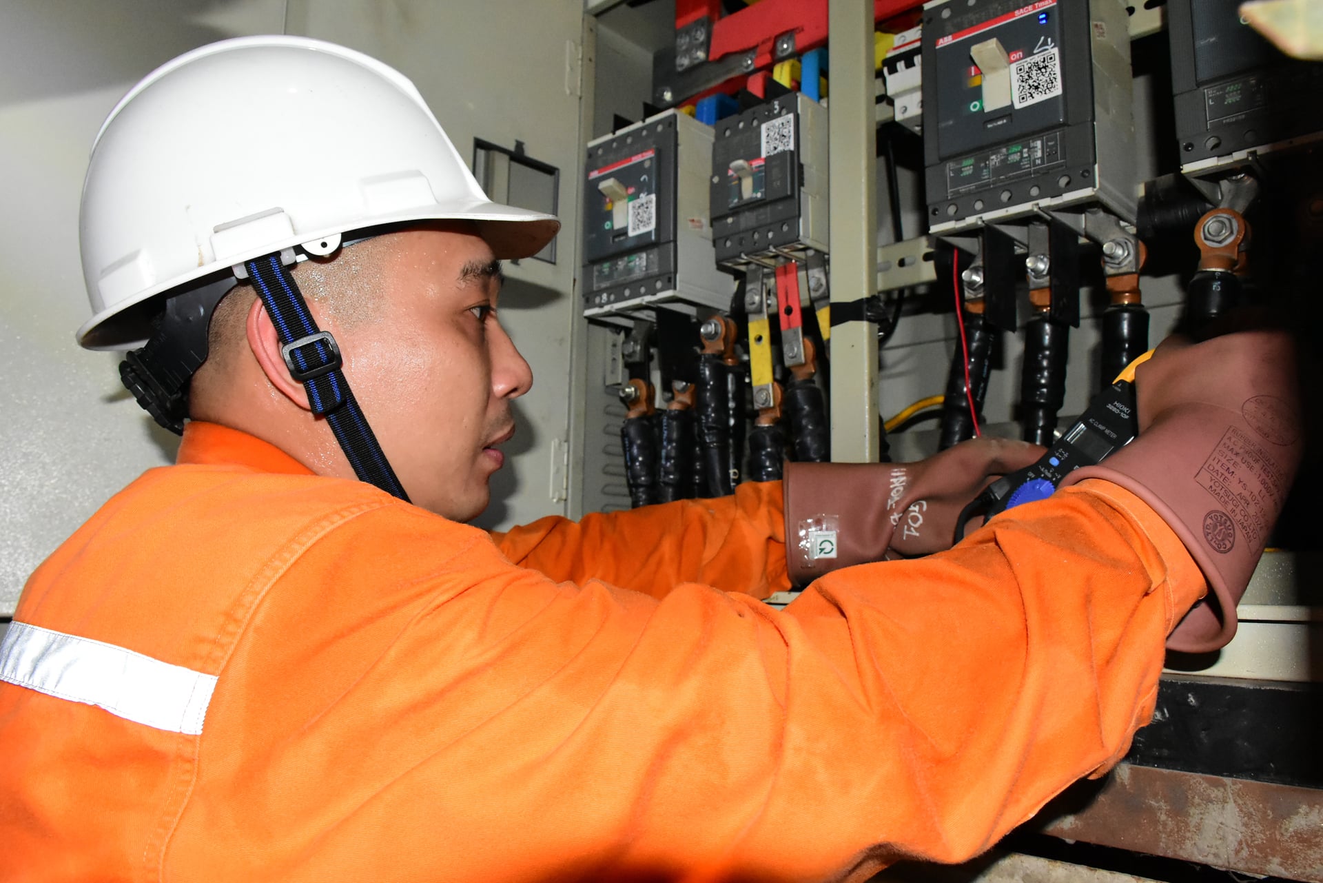 Liên tục kiểm tra dòng điện sẵn sàng cho việc san tải. Ảnh: EVNHANOI.