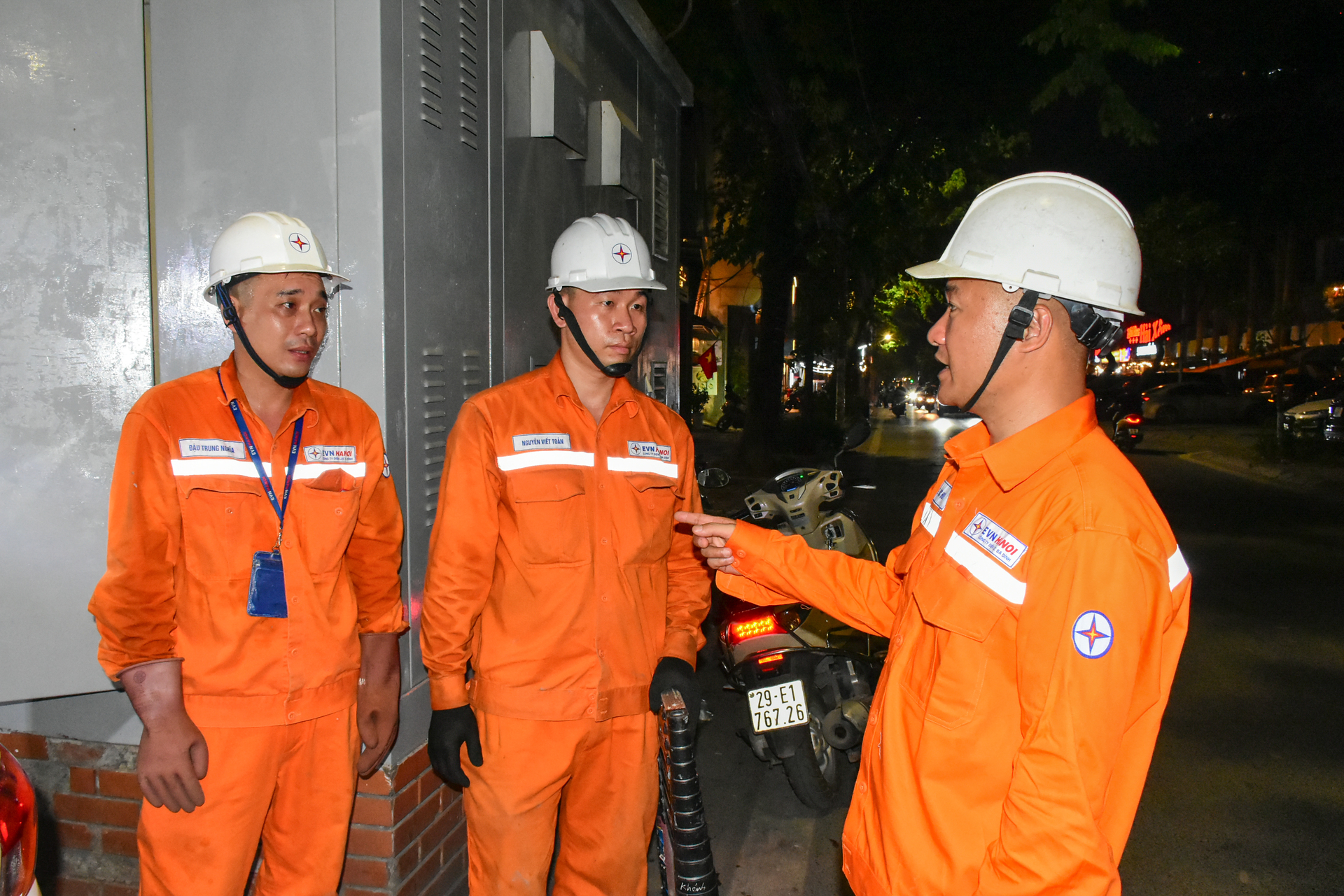 Đội trưởng Lê Đức Huy - Đội quản lý điện Ngọc Hà (Công ty Điện lực Ba Đình) phân công nhiệm vụ tại hiện trường. Ảnh: EVNHANOI.