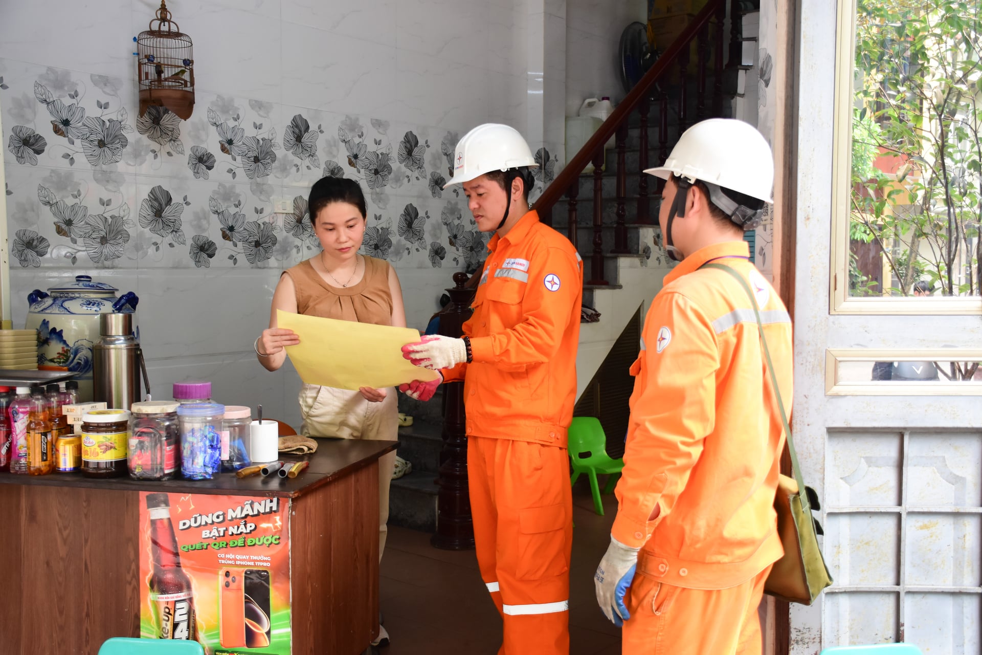 Đồng thời tích cực tuyên truyền tiết kiệm điện đến người dân. Ảnh: EVNHANOI.