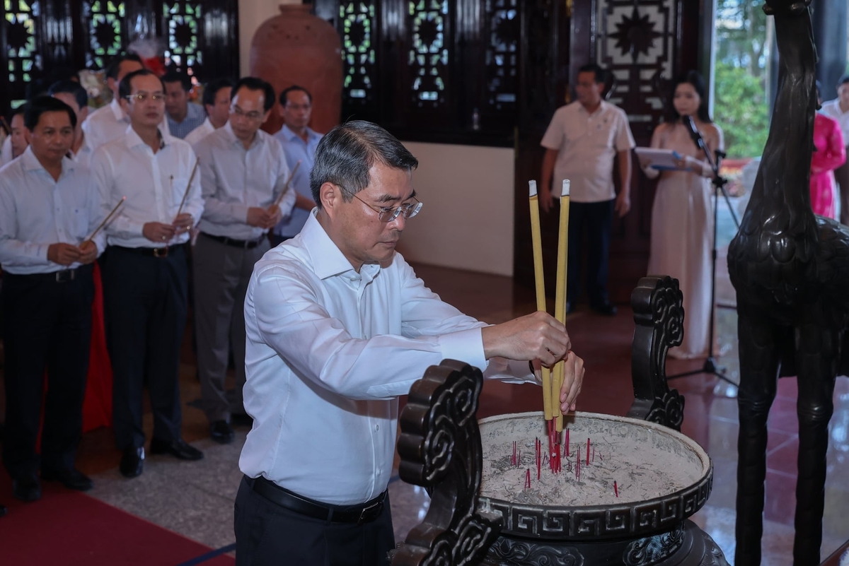 Thủ tướng Chính phủ Lê Minh Hưng và đoàn công tác đã dâng hương, dâng hoa tại khu lưu niệm cố Thủ tướng Chính phủ Võ Văn Kiệt. Ảnh: Nhật Bắc. 