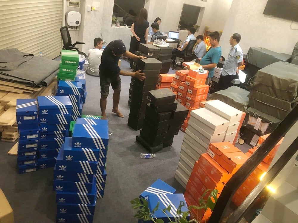 Kho hàng giả thương hiệu nổi tiếng tại phường Long Trường, TP.HCM, trị giá gần 2,9 tỷ đồng. Ảnh: Đội Quản lý thị trường số 3.