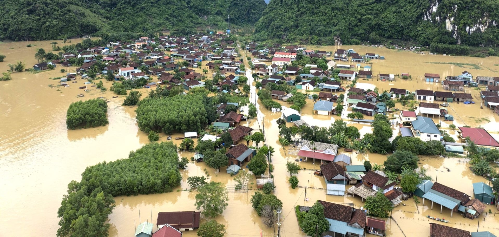 Công tác phòng, chống thiên tai phải được triển khai theo phương châm: 'chủ động phòng ngừa - dự báo, cảnh báo, chỉ đạo ứng phó kịp thời - khắc phục khẩn trương, hiệu quả; bảo vệ tính mạng cho Nhân dân là trên hết, trước hết'. Ảnh: VGP.
