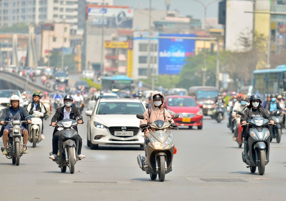 Một số nhóm có nguy cơ cao bị ảnh hưởng bởi nắng nóng gồm người cao tuổi, trẻ nhỏ, phụ nữ mang thai. Ảnh: Đình Huy.
