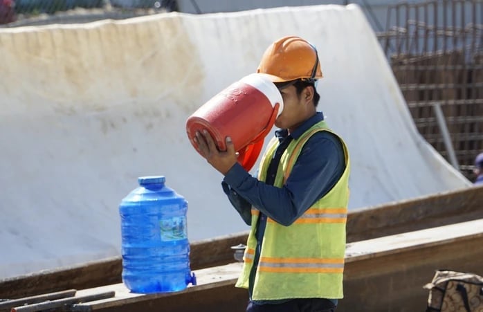 Mỗi người cần uống tối thiểu từ 1,5 - 2 lít nước mỗi ngày, uống đều nhiều lần thay vì uống quá nhiều trong một lúc. Ảnh: Hồng Đào.