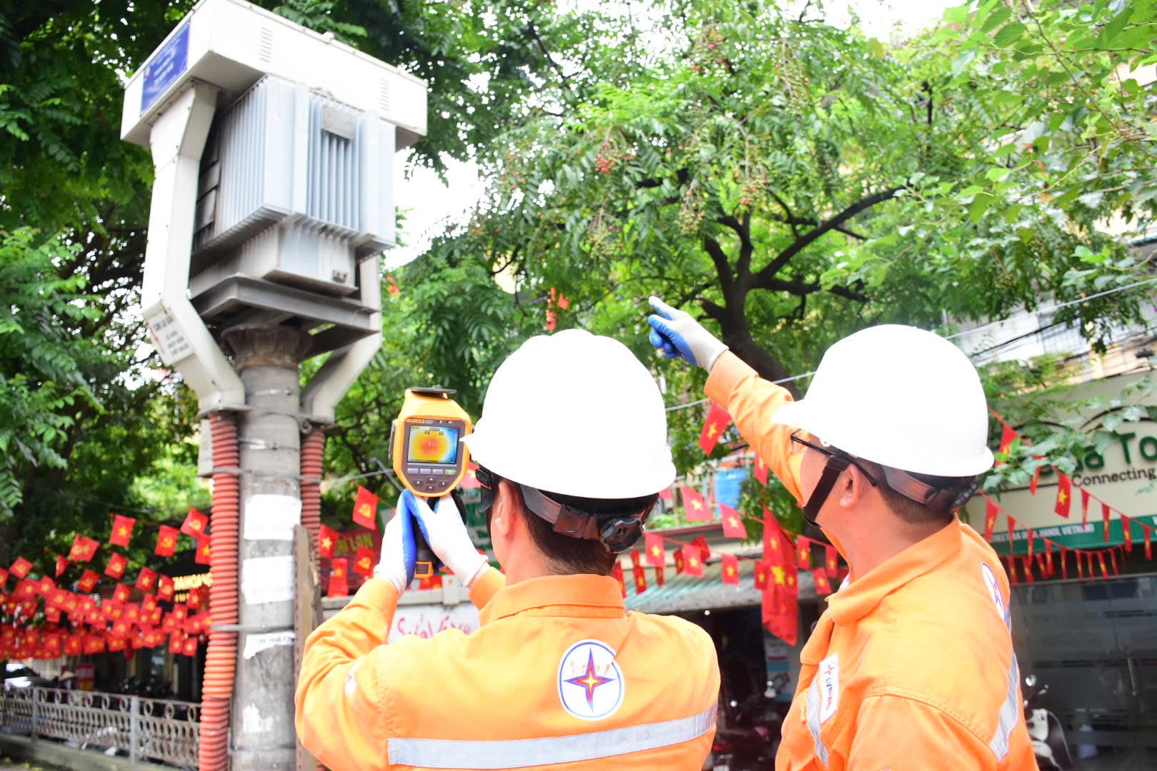 Dưới thời tiết nắng nóng gay gắt, lực lượng công nhân điện vẫn duy trì để bảo đảm dòng điện phục vụ sinh hoạt của người dân Thủ đô. Ảnh: EVNHANOI.