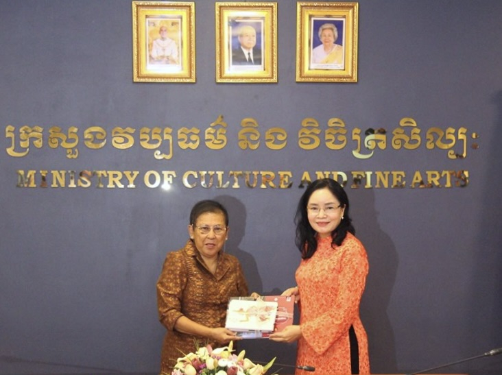 Bộ trưởng Phoeurng Sackona tặng quà lưu niệm cho Thứ trưởng Bộ VHTTDL Trịnh Thị Thủy. Ảnh: Báo Văn Hoá.