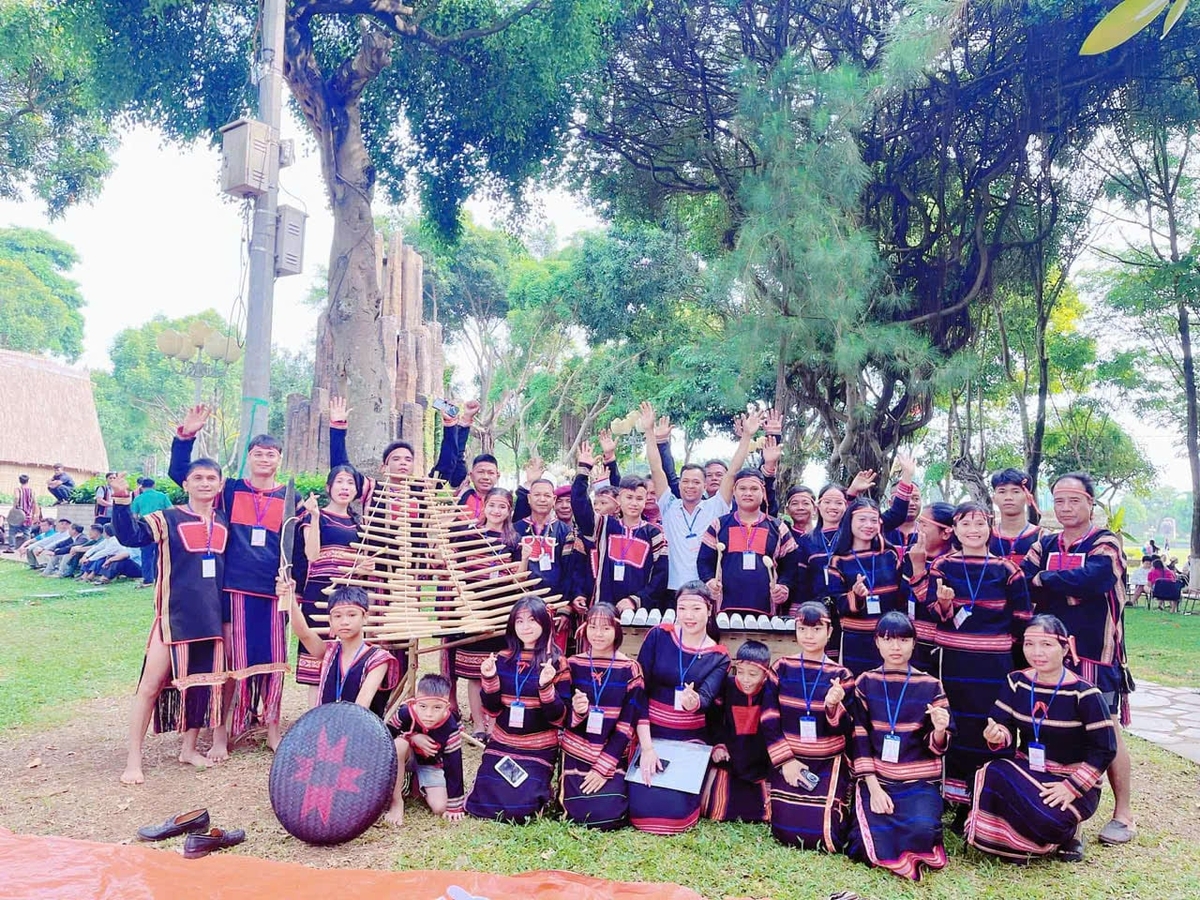 40 nghệ nhân Jrai thuộc câu lạc bộ cồng chiêng làng Krái (xã Chư Păh, Gia Lai), tham gia biểu diễn cồng chiêng cuối tuần. Ảnh: Sở VH-TT&DL.