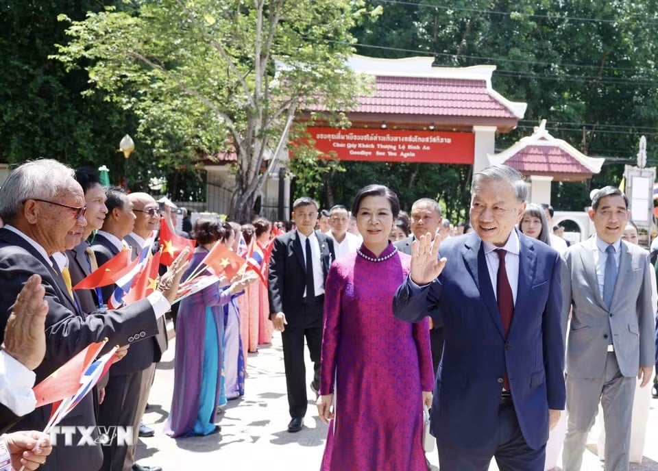 Tổng Bí thư, Chủ tịch nước Tô Lâm và Phu nhân đến thăm Khu di tích Chủ tịch Hồ Chí Minh tại tỉnh Udon Thani (Thái Lan). Ảnh: TTXVN.