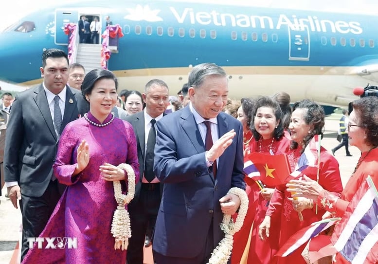 Kiều bào Việt Nam tại Udon Thani đón Tổng Bí thư, Chủ tịch nước Tô Lâm và Phu nhân tại sân bay quốc tế Udon Thani. Ảnh: TTXVN.