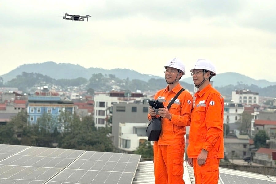 Những giải pháp công nghệ hiện đại đang từng bước thay đổi phương thức quản lý vận hành, hướng tới mô hình doanh nghiệp điện lực số. Ảnh: EVNNPC.
