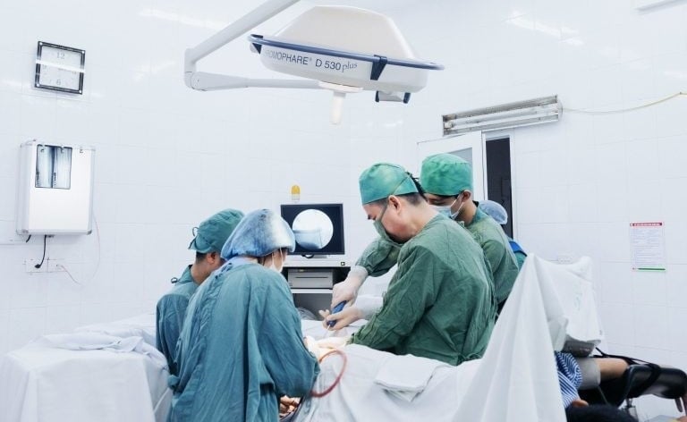 Bệnh viện Bắc Thăng Long cấp cứu và phẫu thuật thành công ca thủng dạ dày mặt sau hiếm gặp. Ảnh: BVTL.