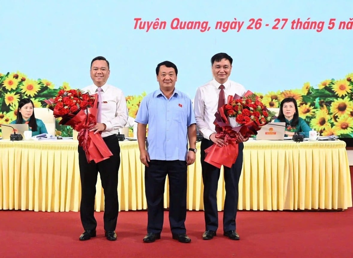 Ông Hầu A Lềnh, Bí thư Tỉnh ủy Tuyên Quang tặng hoa chúc mừng 2 tân Phó Chủ tịch UBND tỉnh Tuyên Quang. Ảnh: T. Phúc.