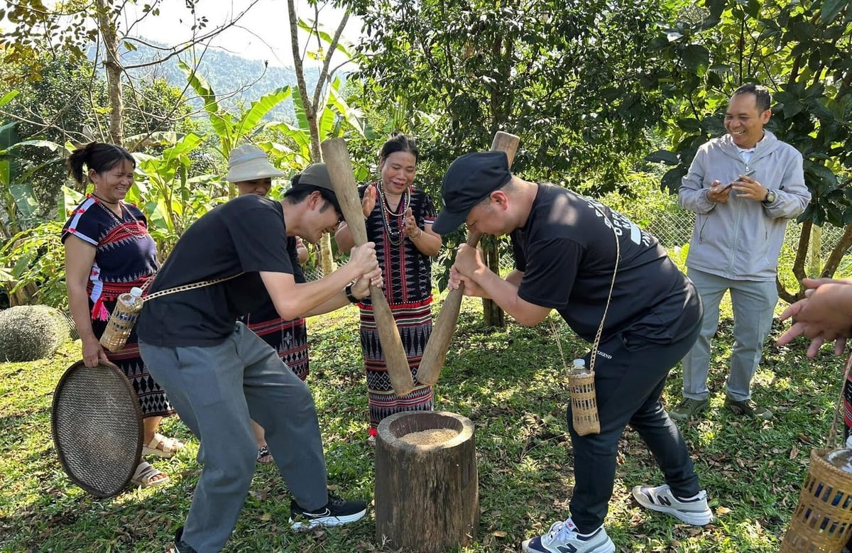 Du khách thích thú khi được trải nghiệm những phong tục tập quán, văn hóa của đồng bào Cơ Tu - Nam Giang. Ảnh: FIDR.