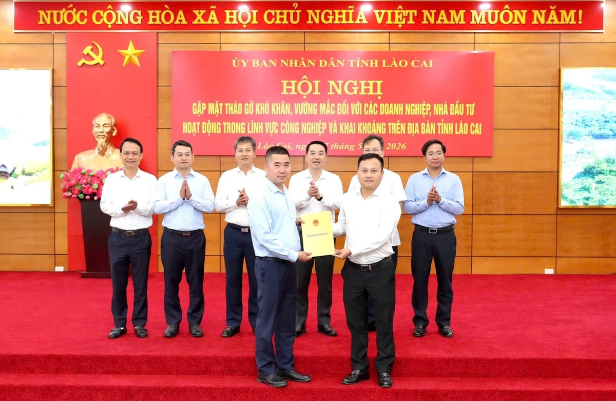 Hội nghị đã trao Giấy chứng nhận quyền sử dụng đất và Quyết định cho thuê đất cho Tổng công ty Viglacera CTCP chủ đầu tư dự án đầu tư xây dựng và kinh doanh kết cấu hạ tầng Khu công nghiệp Trấn Yên. Ảnh: Bích Hợp.
