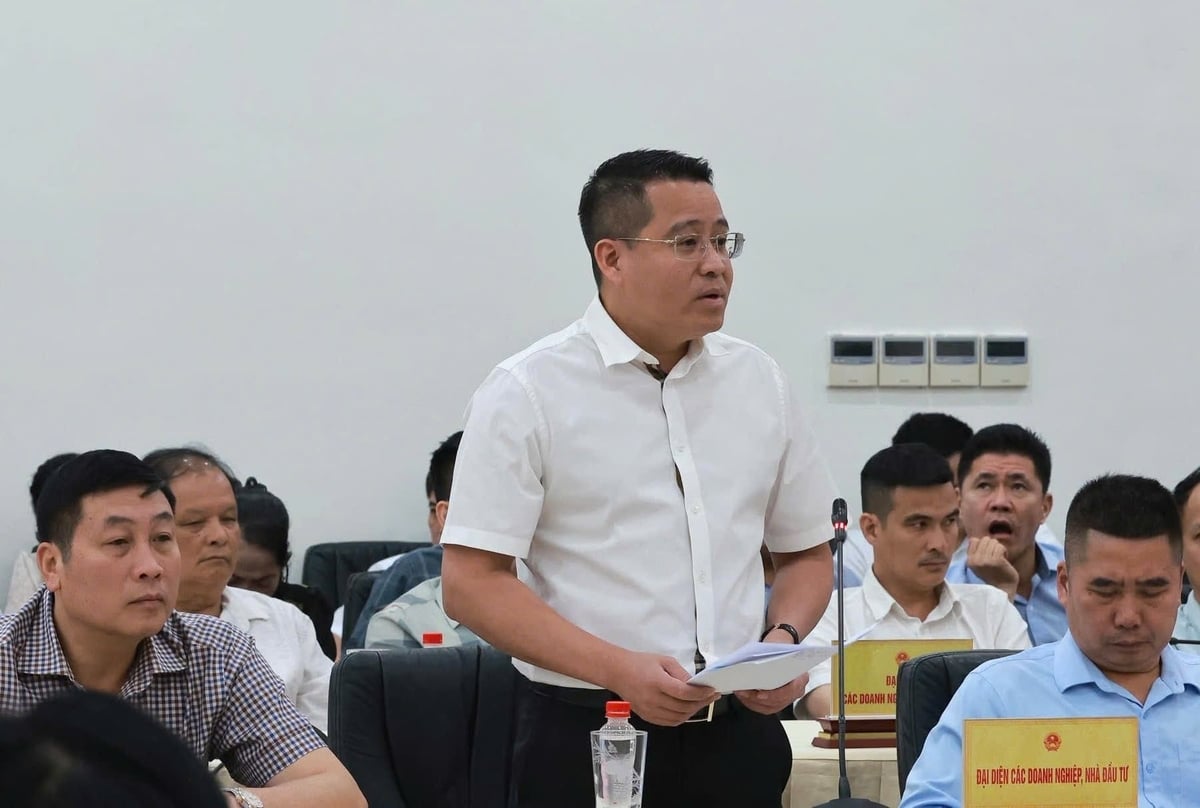 Đại diện doanh nghiệp phát biểu phản ánh nhiều tồn tại, vướng mắc phát sinh trong thực tiễn và đề xuất các giải pháp thúc đẩy phát triển công nghiệp, khai khoáng. Ảnh: Bích Hợp.