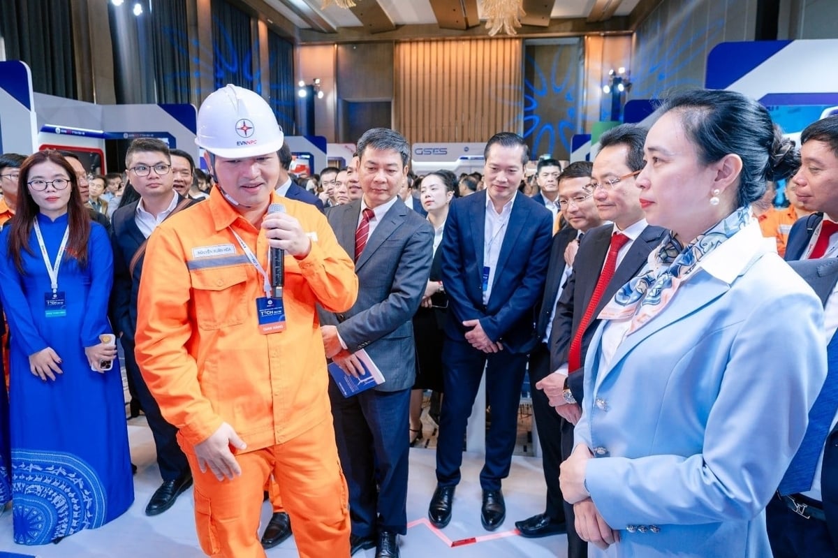 Lãnh đạo EVNNPC tham quan các giải pháp công nghệ, sản phẩm số và sáng kiến đổi mới sáng tạo được giới thiệu tại Techshow 2026. Ảnh: EVNNPC.