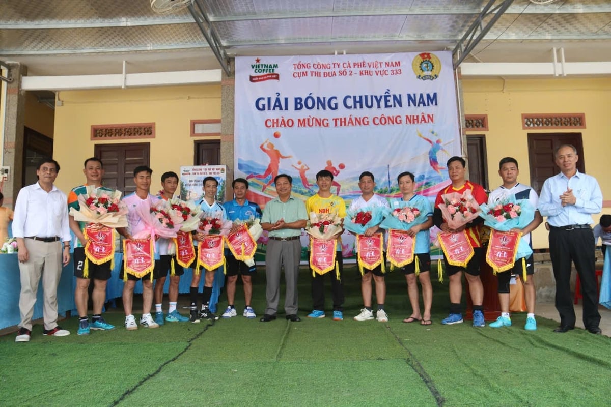 Ban tổ chức giải trao cờ cho các đội thi đấu. Ảnh: Ngọc Thăng.