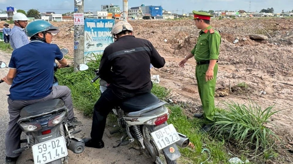 Lực lượng chức năng kiểm tra hiện trường đổ trộm chất thải tại Khu 12, xã Bình An. Ảnh: Công an TP. Đồng Nai.