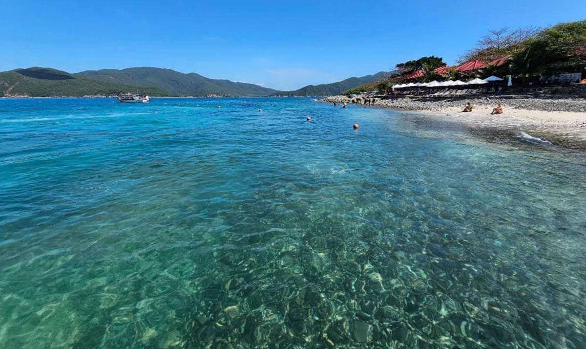 Làng nước biển trong xanh trên vịnh Nha Trang. Ảnh: KS.