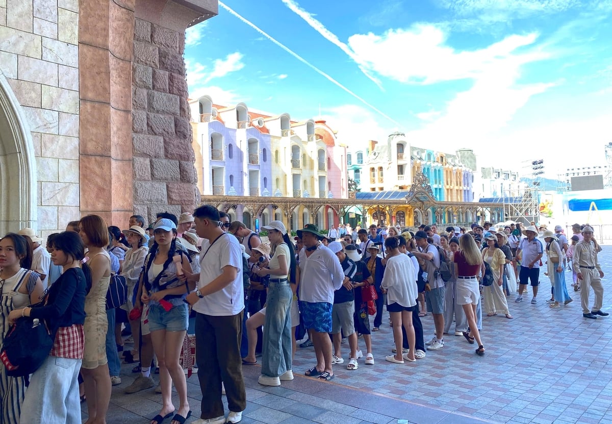 Du khách tham quan VinWonders Nha Trang trên đảo Hòn Tre. Ảnh: KS.