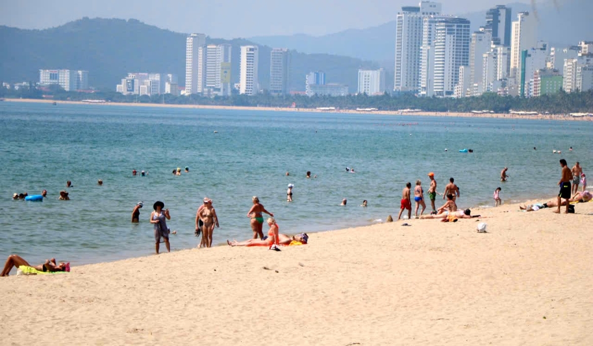 Du khách nước ngoài đến Nha Trang thích bơi và tắm nắng. Ảnh: KS.