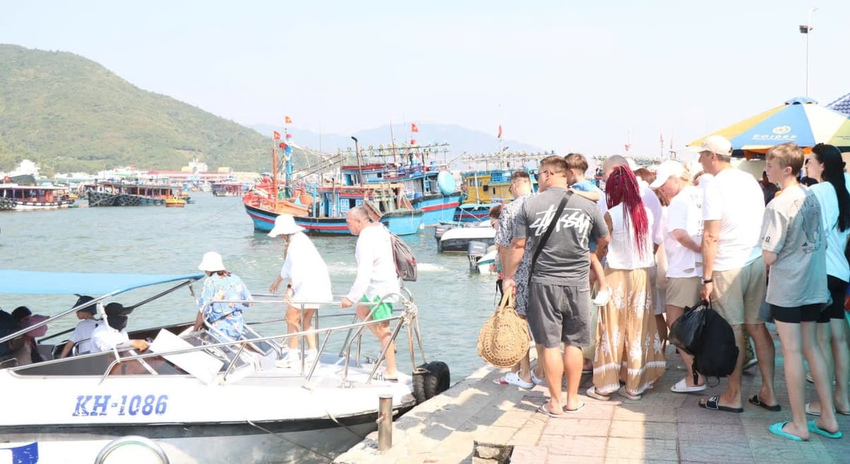 Đông đảo du khách nước ngoài tham quan vịnh Nha Trang. Ảnh: KS.