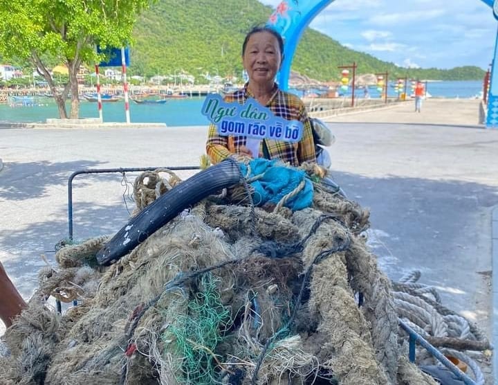 Ngư dân Cù Lao Chàm tích cực thu gom rác về bờ, góp phần bảo vệ hệ sinh thái đại dương. Ảnh: L.A.