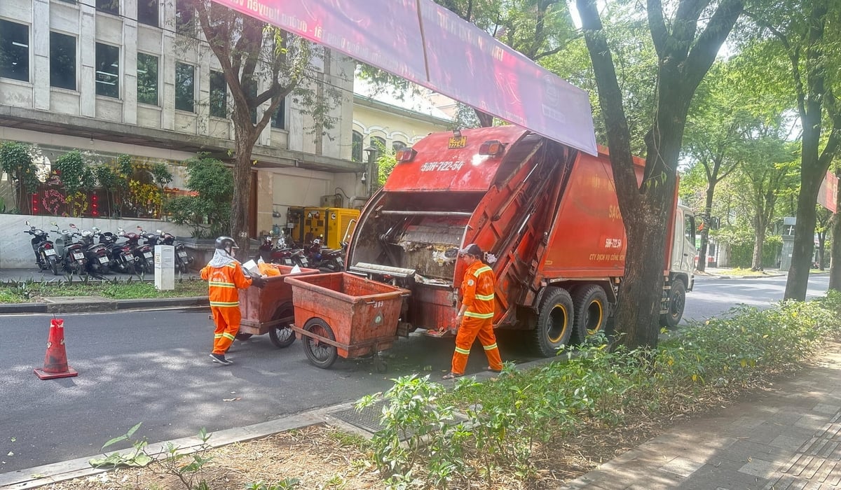 Hoạt động thu gom, vận chuyển chất thải rắn sinh hoạt trên đường phố. Ảnh: Tường Tú.