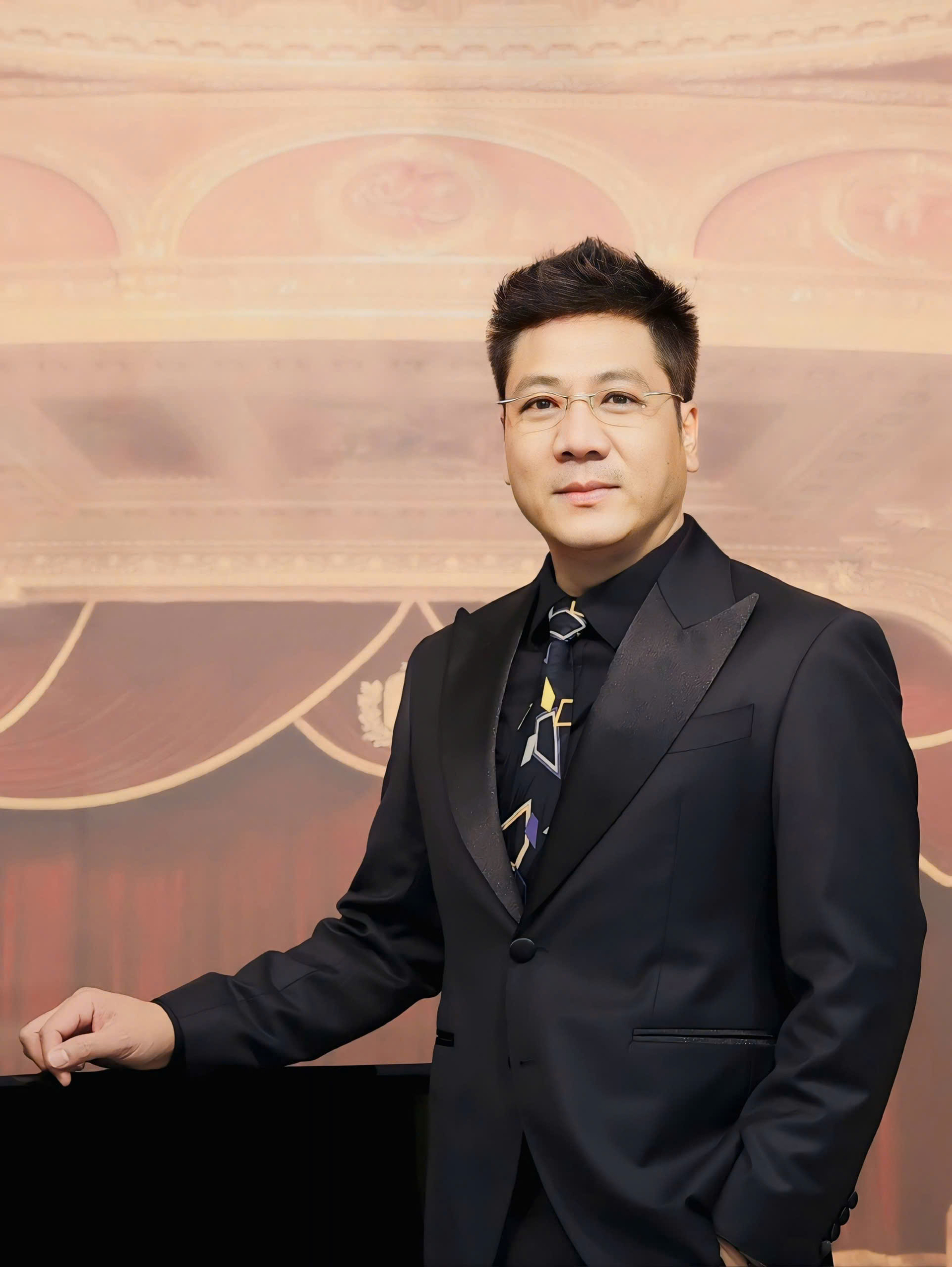 NSND Quốc Hưng tham gia với nhiều bài hát nổi tiếng như: 'Người là niềm tin tất thắng', 'Biển nỗi nhớ và em'. Ảnh: NNCC.