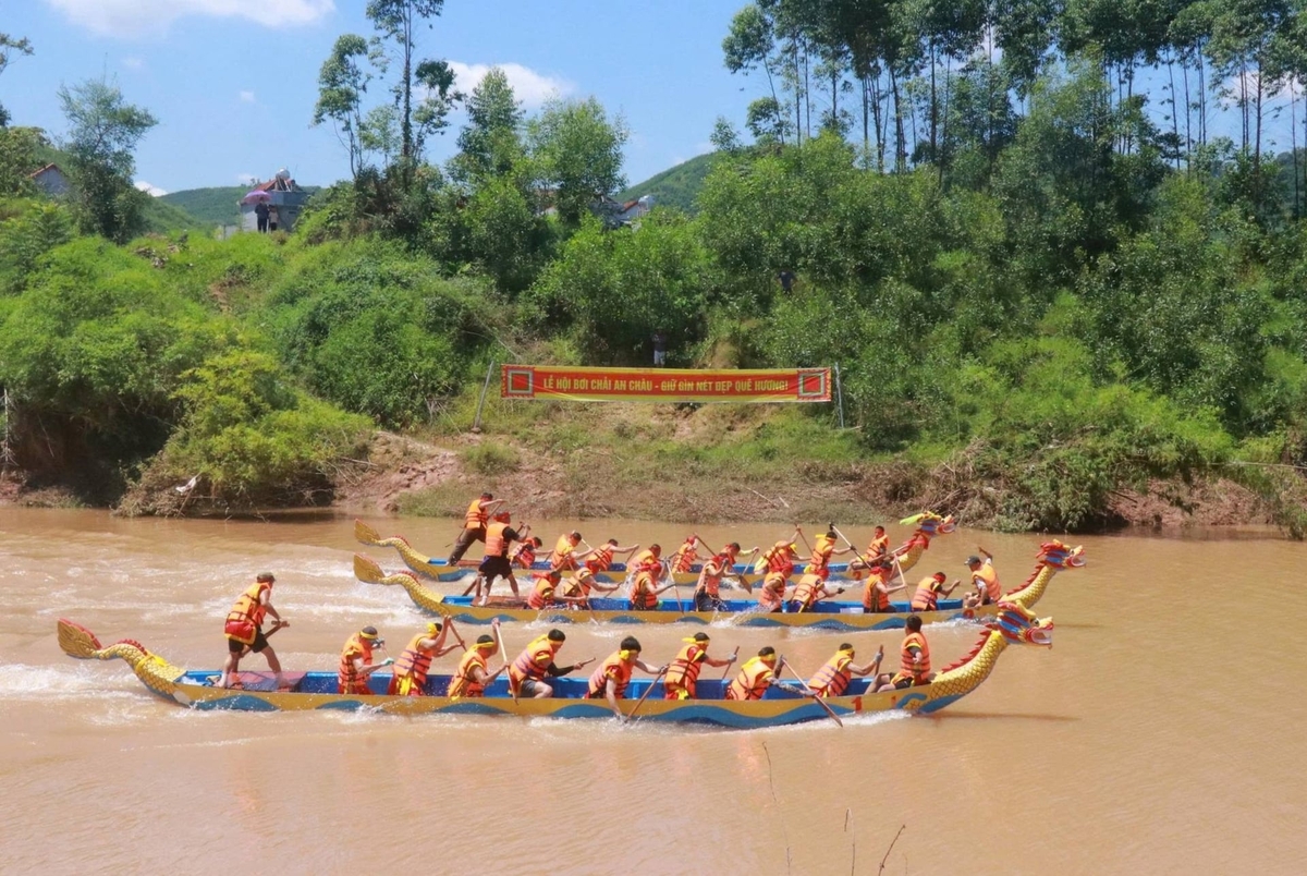 Lễ hội bơi chải An Châu năm 2026 tại xã Sơn Động, tỉnh Bắc Ninh. Ảnh: Văn Ngọc. 