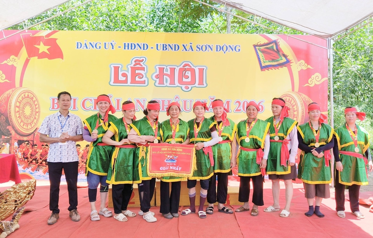 Những vận động viên đoạt giải trong lễ hội. Ảnh: ĐH. 