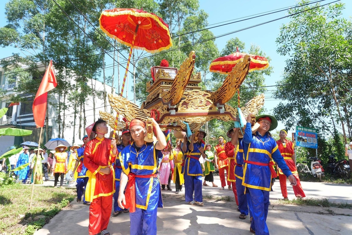 Nghi lễ rước kiệu không thể thiếu trong lễ hội. Ảnh: ĐH. 
