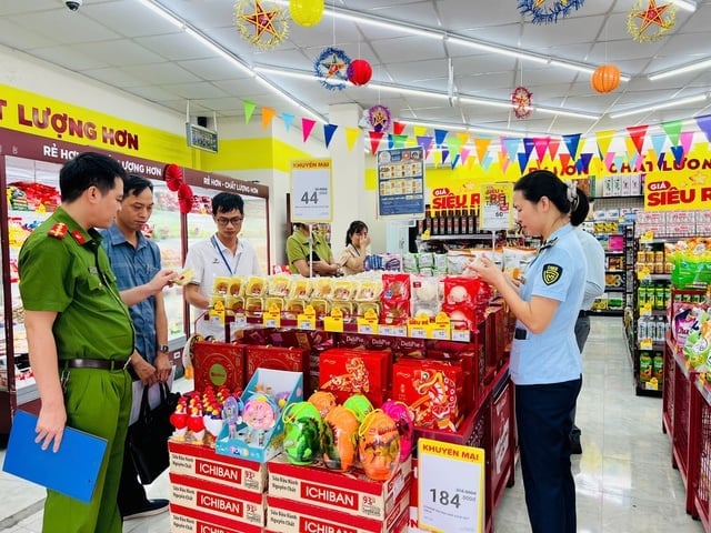 Lực lượng chức năng kiểm tra an toàn thực phẩm. Ảnh minh họa: VGP