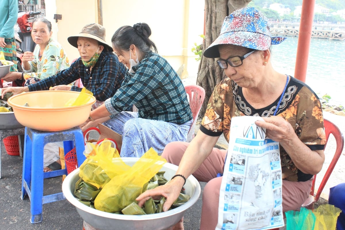 Người dân Cù Lao Chàm sử dụng túi thân thiện môi trường như túi lưới sử dụng nhiều lần, túi giấy báo thay thế túi nilon trong sinh hoạt và buôn bán. Ảnh: L.A.