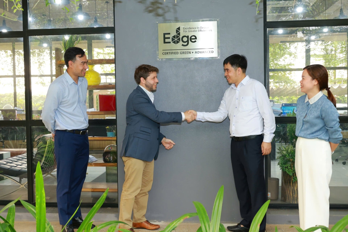 Đại diện IFC và TNG Land thực hiện nghi thức gắn biển chứng nhận EDGE cho Nhà điều hành TNG Sơn Cẩm. Ảnh: Quang Linh.