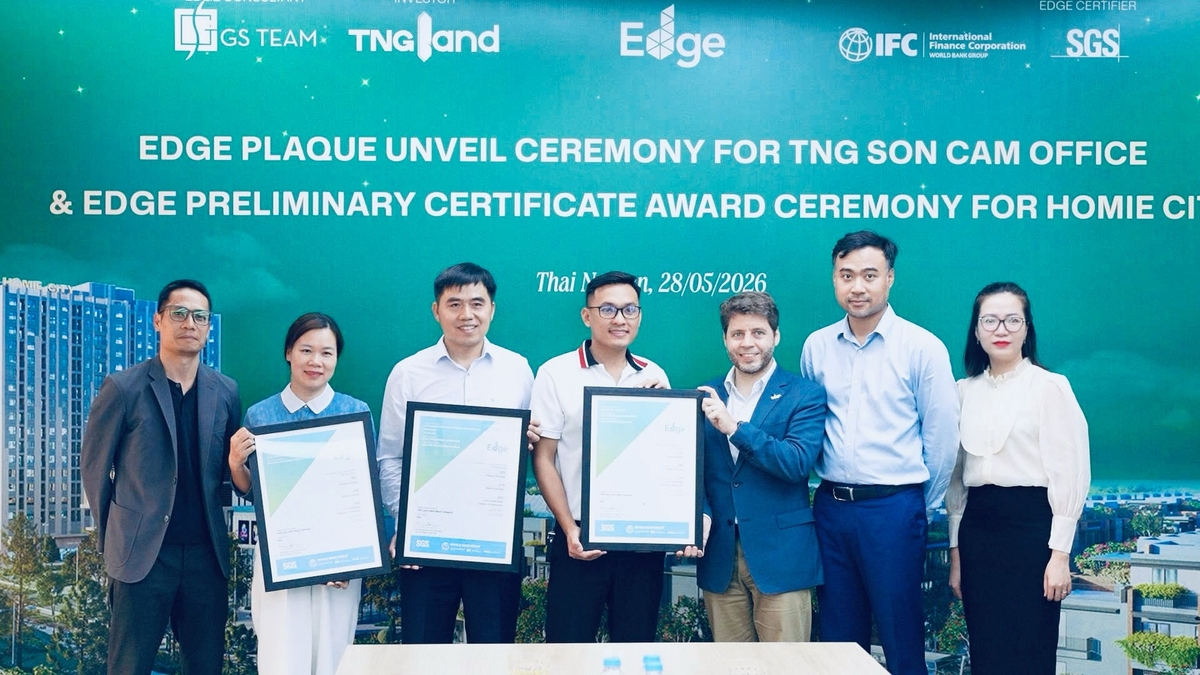 Ông Benjamin Van der Auwera trao chứng nhận EDGE giai đoạn thiết kế cho Dự án Homie City. Ảnh: Quang Linh.
