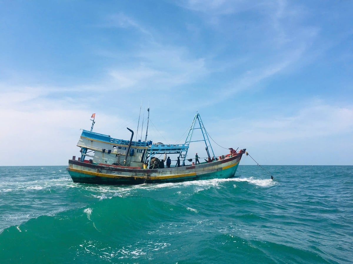 Theo Đài Khí tượng Thủy văn tỉnh Cà Mau, cơn dông có khả năng xảy ra lốc xoáy, sét đánh, gió giật mạnh cấp 6-7, sóng biển cao trên 2m, gây nguy hiểm cho tàu thuyền và các hoạt động khai thác trên biển. Ảnh: Trọng Linh.