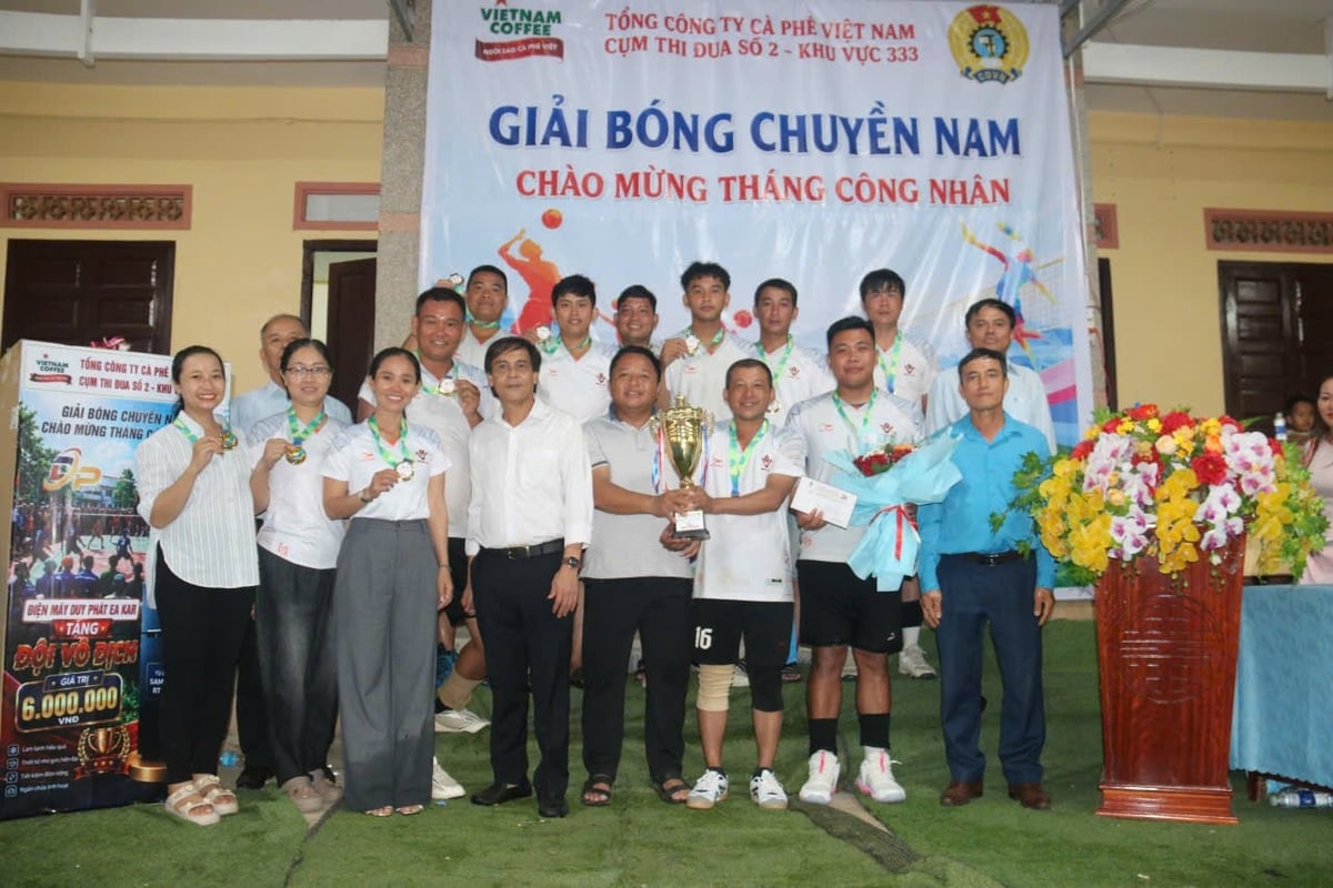 Công ty Cà phê 715A nhận Cúp vô địch. Ảnh: Ngọc Thăng.