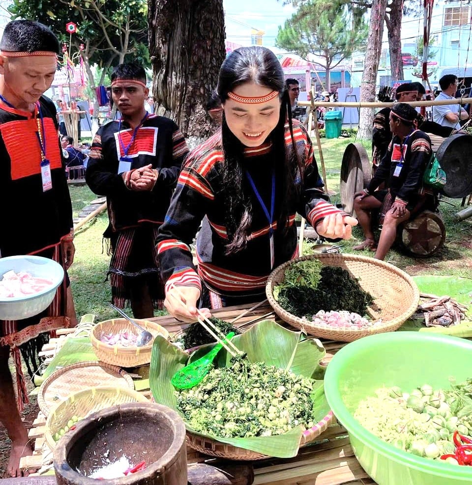 Phụ nữ Tây Nguyên trổ tài chế biến các món ăn đặc sắc của dân tộc mình. Ảnh: CCCT. 