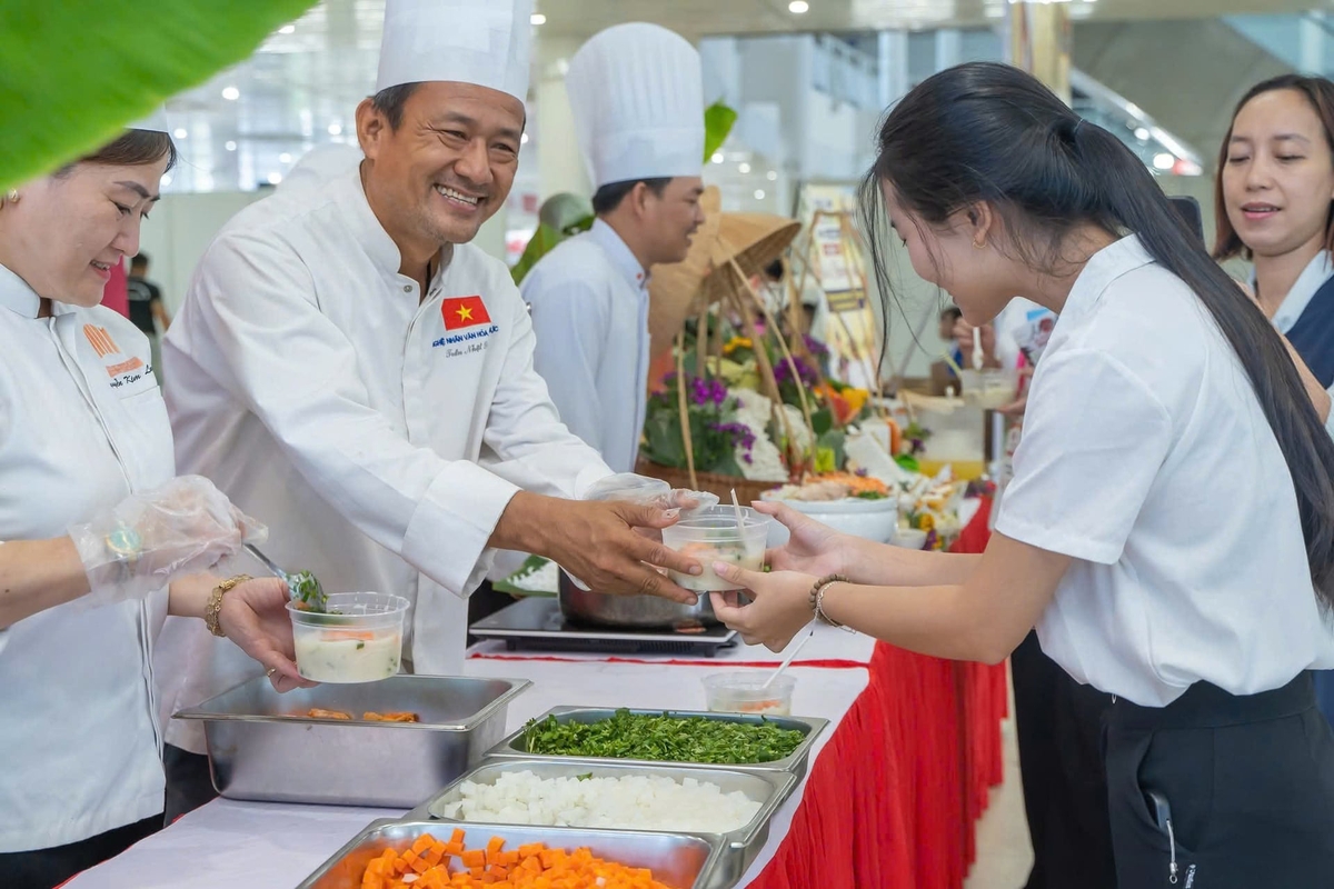 Khách tham quan trải nghiệm món bánh canh bột gạo xắt nước cốt dừa truyền thống mang đậm hương vị miền Tây sông nước. Ảnh: L.A.